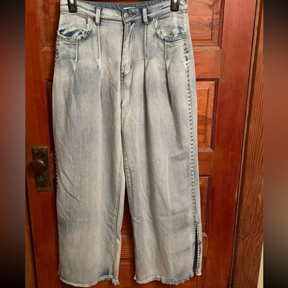 ❤️‍🔥LAST CHANCE ❤️‍🔥POL Light Blue Studded Jeans NWOT